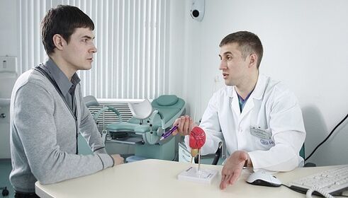 Der Arzt verschreibt die Behandlung von Prostatitis mit einem Gerät