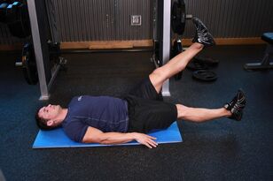Mann mit Prostatitis macht eine Übung im Fitnessstudio