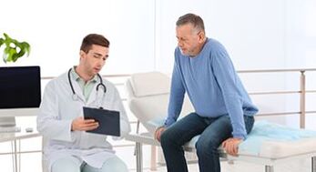 der Arzt spricht mit dem Patienten