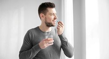der Mann nimmt Medikamente zur Behandlung von Prostatitis
