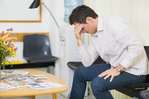 der Mann dachte an die Behandlung von Prostatitis mit Medikamenten